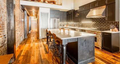 Charming 4 bedroom loft with wet bar, central AC & full kitchen