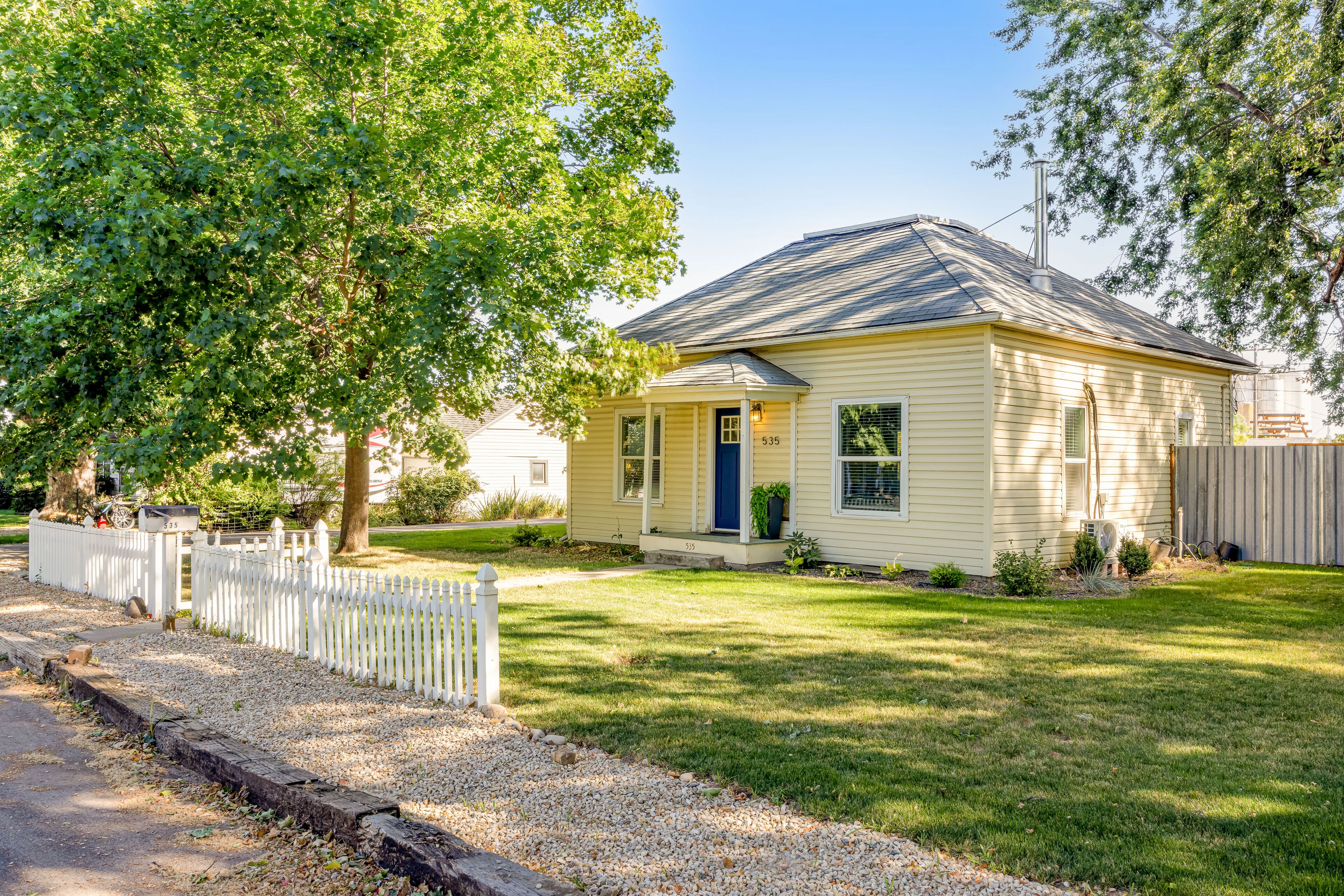 Quiet dog-friendly cottage with enclosed yard, porch, grill, WiFi & washer/dryer