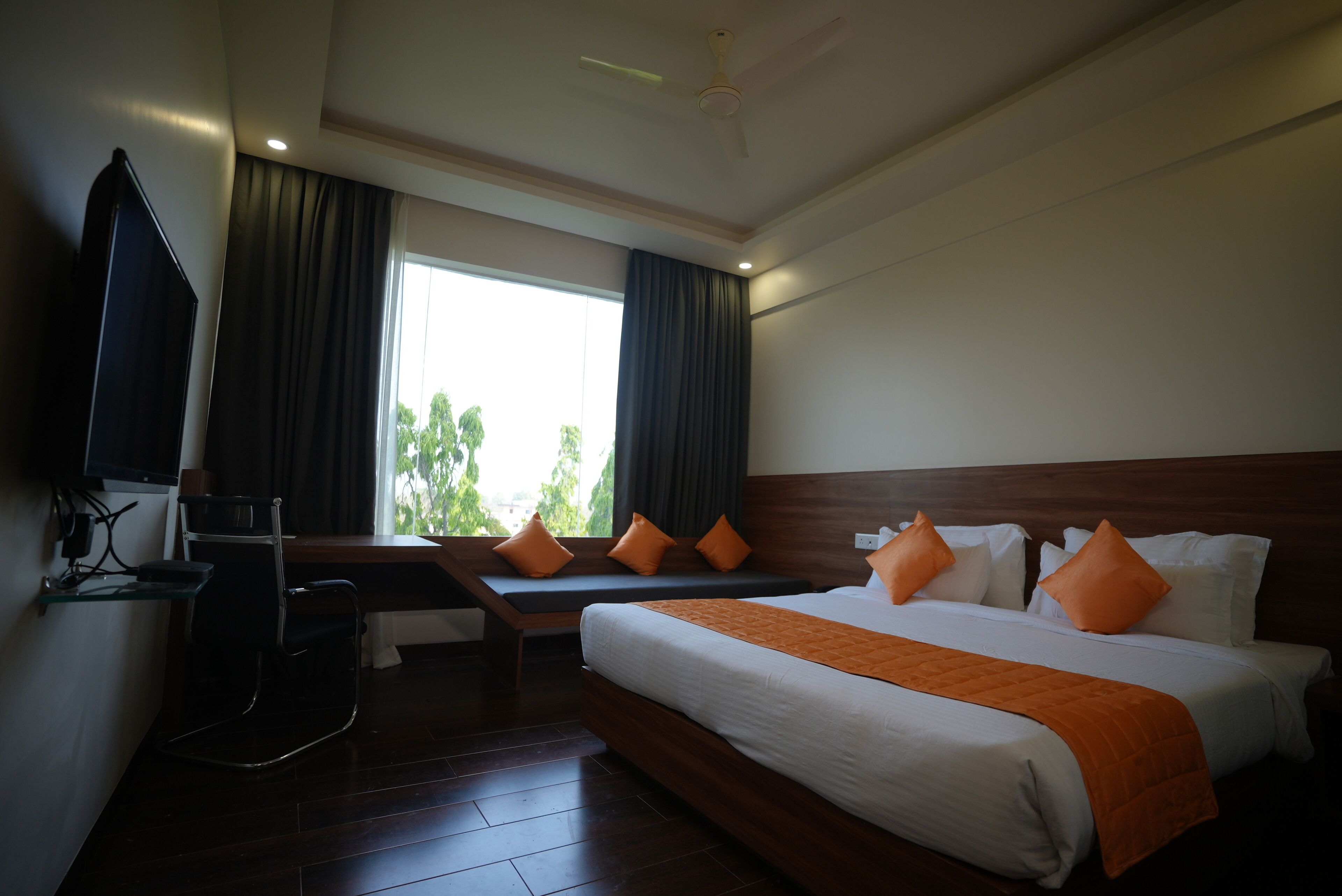 スーペリア スイート | 羽毛の掛け布団、低反発ベッド、ミニバー、デスク