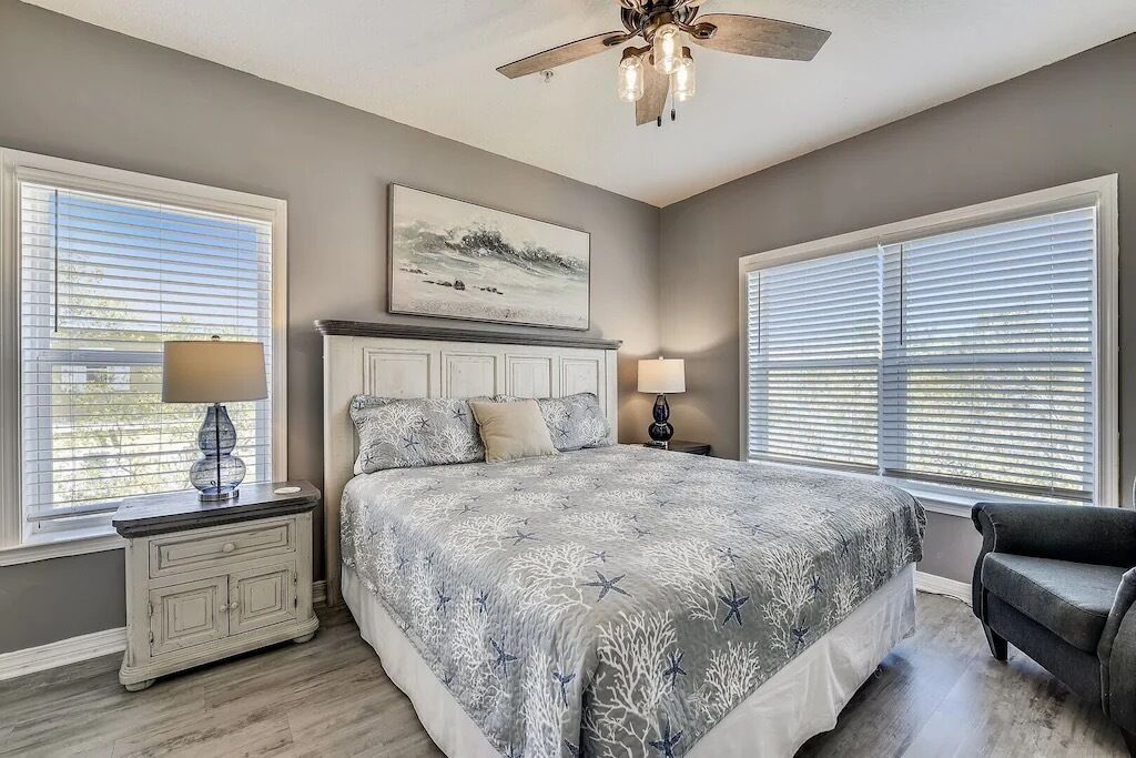 2 slaapkamers, een strijkplank/strijkijzer, reisbedje, gratis wifi