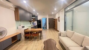 Departamento de lujo (Panorama Suite) | Área de sala de estar | Smart TV 