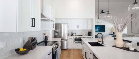 Fridge, microwave, oven, stovetop