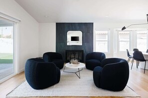 Smart TV, fireplace