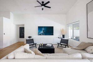 Smart TV, fireplace