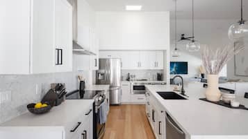 Jääkaappi, mikroaaltouuni, uuni, liesi