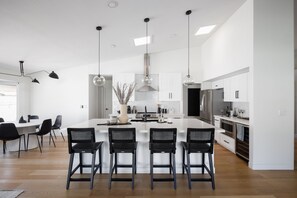 Fridge, microwave, oven, stovetop - Bohemian Resort - Pool, Spa, Golf, BBQ, & Games! (Scottsdale)