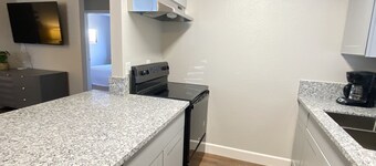 Comfy and freshly updated 2/1 duplex