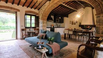 Smart TV, chimenea, estéreo y impresora