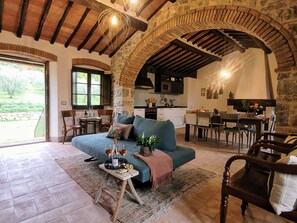 Smart-TV, Kamin, Stereoanlage, Drucker