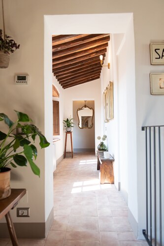 Exclusive Tuscan Winery Escape: Charming Villa with Pool & Breathtaking Views.