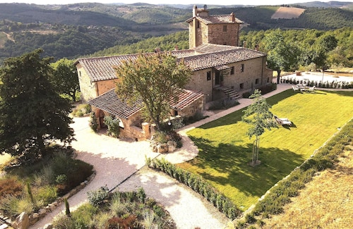 Exclusive Tuscan Winery Escape: Charming Villa with Pool & Breathtaking Views.