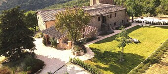 Exclusive Tuscan Winery Escape: Charming Villa with Pool & Breathtaking Views.