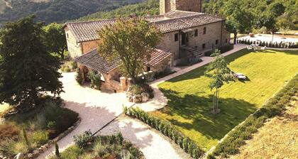 Exclusive Tuscan Winery Escape: Charming Villa with Pool & Breathtaking Views.
