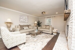 Smart-TV, Kamin, Tischtennisplatte