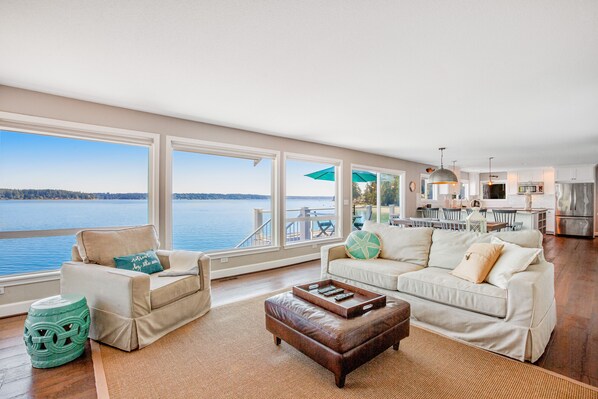 Téléviseur, foyer, jeux vidéo, table de ping-pong