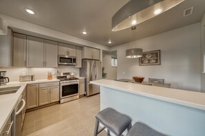 Réfrigérateur, four à micro-ondes, un four, surface de cuisson