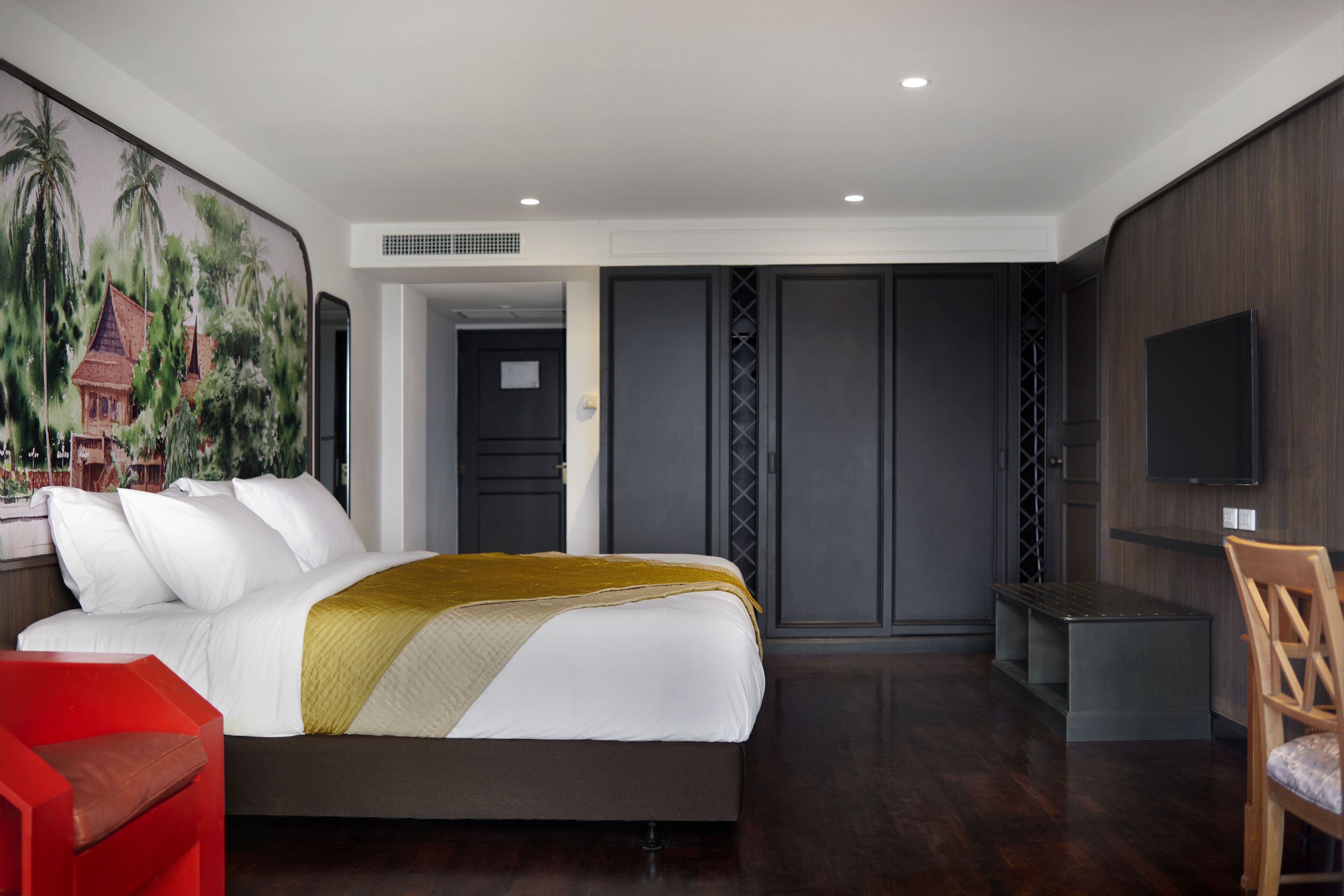 Studio Suite | Hypo-allergenic bedding, free minibar items, in-room safe, desk