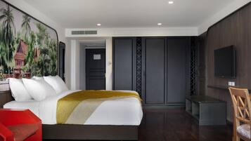 Studio Suite | Hypo-allergenic bedding, free minibar items, in-room safe, desk