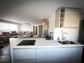 Microwave, oven, stovetop - Luxury Downtown Apartment (San Andrés)