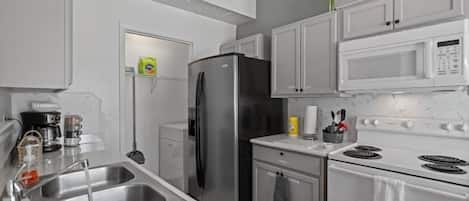 Refrigerador, microondas, horno, placa de cocina