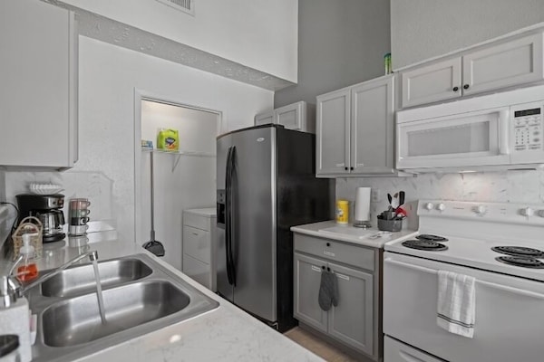 Kjøleskap, mikrobølgeovn, ovn og kokeplater