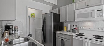Cozy 2 Bed 1 Bath Home near IAH