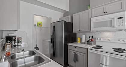 Cozy 2 Bed 1 Bath Home near IAH
