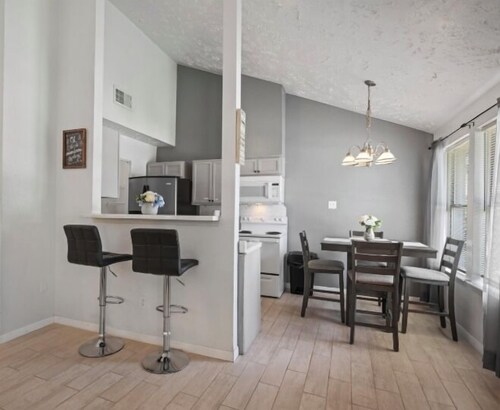 Cozy 2 Bed 1 Bath Home near IAH