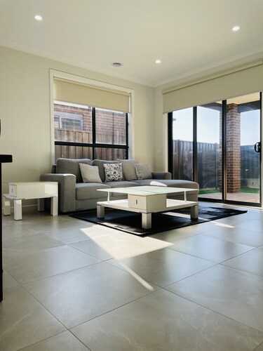 Luxury Home In Melton South- Free Parking And Wifi !!