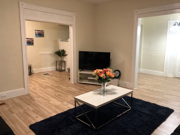 Smart TV - Cheerful 5 Bedrooms Vacation Family Home (Baltimore)