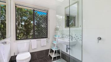 House | Bathroom | Shower, towels