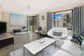 House | Living area | Flat-screen TV - NAROO7- PRIME MOOLOOLABA LOCATION (Mooloolaba)