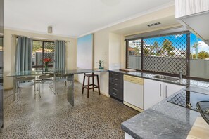 House | Private kitchen | Fridge, microwave, oven, stovetop