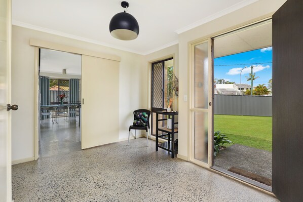 House | Living area | Flat-screen TV - NAROO7- PRIME MOOLOOLABA LOCATION (Mooloolaba)