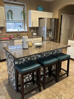 Mikrobølgeovn, ovn, kokeplater og oppvaskmaskin