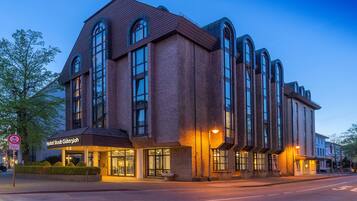 Situated at a street corner, the Hotel Stadt Gutersloh offers easy access for guests.