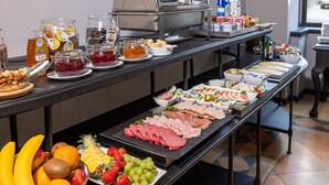 Un bufé con diferentes opciones de comida y bebidas.