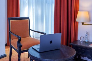 デスク、ノートパソコン用作業スペース、ベッドシーツ