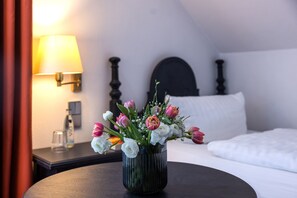 Comfort eenpersoonskamer | Een bureau, een laptopwerkplek, beddengoed