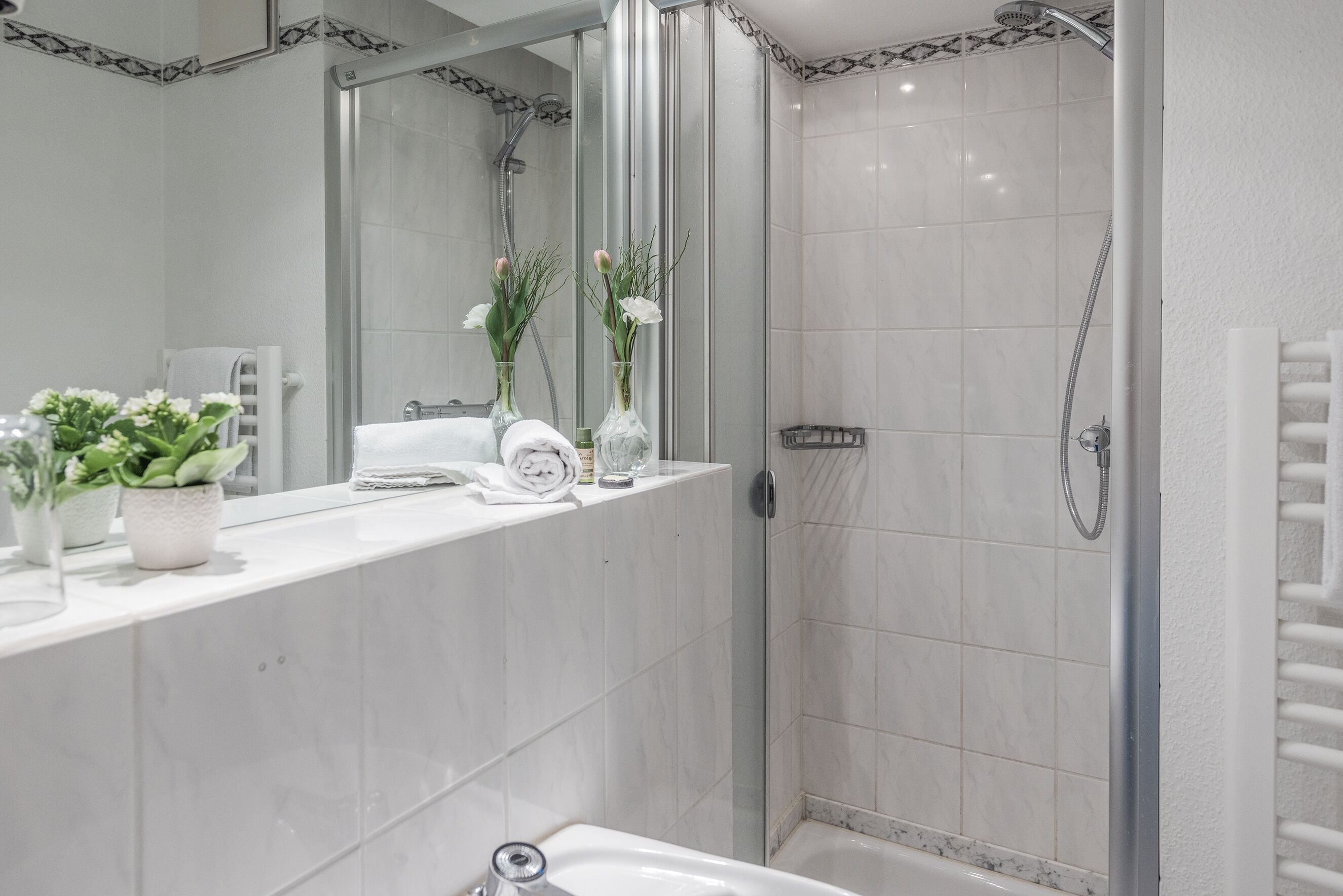 Badewanne, Haartrockner, Handtücher