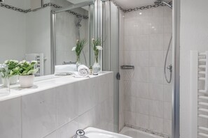 Bathtub, hair dryer, towels - Hotel Stadt Gütersloh (Guetersloh)