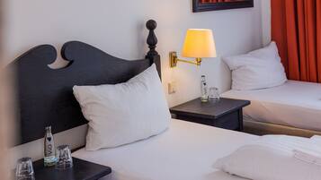 Comfort-Dreibettzimmer | Schreibtisch, laptopgeeigneter Arbeitsplatz, BettwÀsche