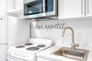 Fridge, microwave, oven, stovetop - Downtown Vibes – Stylish Studio, Perfect Location (Tampa)