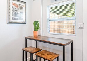 Dining - Downtown Vibes – Stylish Studio, Perfect Location (Tampa)