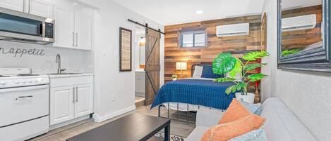 1 bedroom, desk, free WiFi, bed sheets