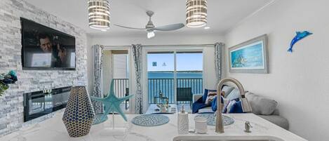 Televisor intel·ligent, llar de foc i estèreo