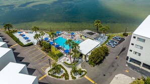 An aerial view of a hotel with a swimming pool, parking area, and a view of the ocean. - Sunset Paradise - Find yourself in Tampa (Tampa)