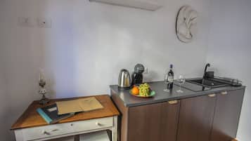 Frigorifero, microonde, piano cottura, macchina per tè/caffè