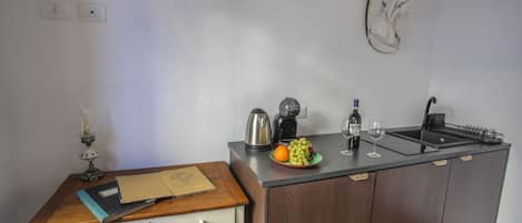 Refrigerador, microondas, parrilla de estufa y cafetera y tetera