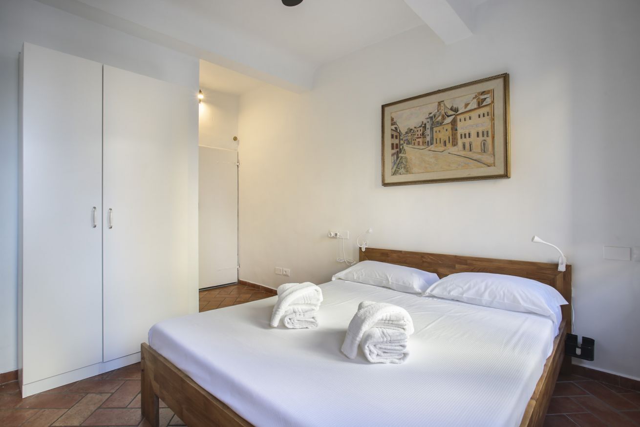 Escritorio, tabla de planchar con plancha, wifi y ropa de cama 